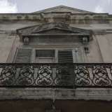 Il portone di ingresso arcuato � poi sovrastato da una porta-finestra terminante su un balconcino arricchito da una ringhiera in ferro battuto